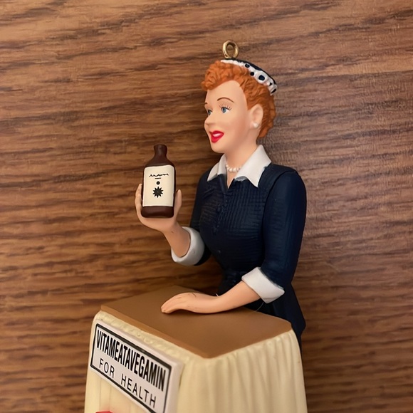 Hallmark Ornament 2001 I Love Lucy Does A TV Commercial Vitameatavegamin - Picture 3 of 11